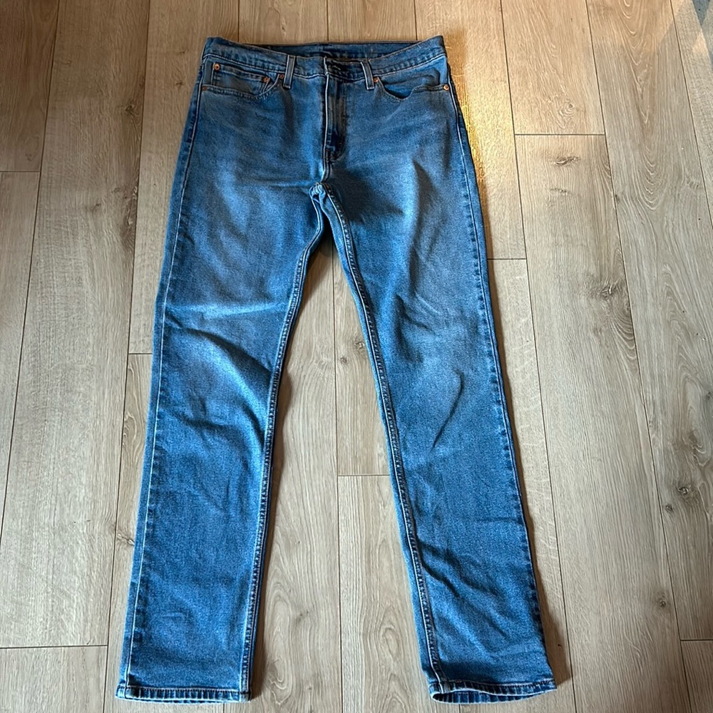 Men’s Levi’s jeans med wash size 34 straight leg